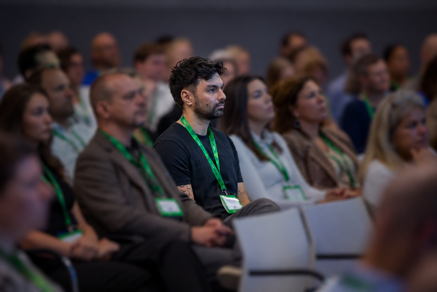 Deniz Kaya in het publiek tijdens een evenement